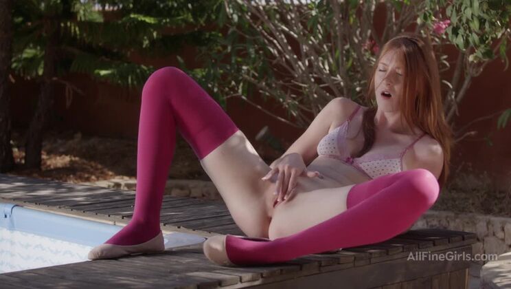 Heavenly Reach: A Solo Redhead's Delight - Linda Sweet